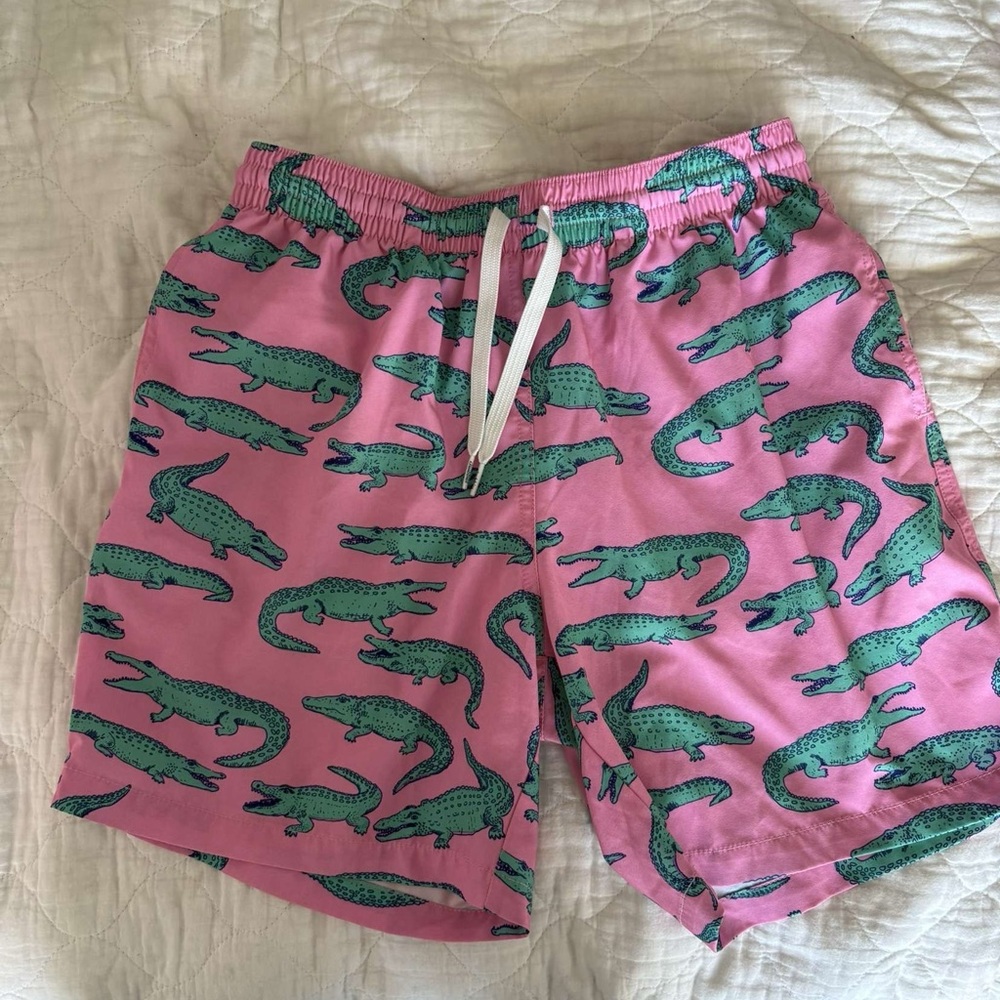 Chubbies men’s swim trunks with alligator pattern! Size medium 7in inseam!